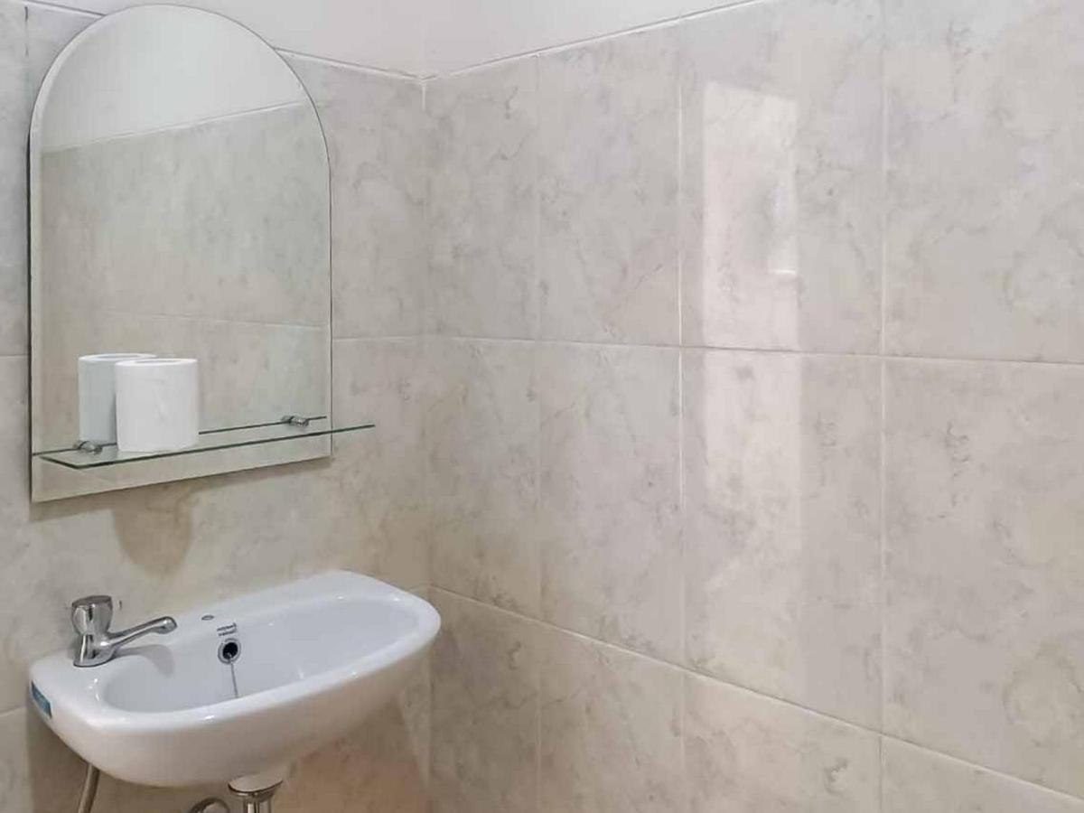 Wisma Talenta Mitra Reddoorz Джакарта Экстерьер фото